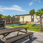 Awesome Home In Heinkenszand With Wifi